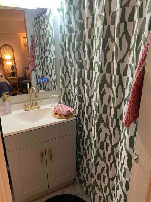 Seashore Waikiki Studio 1 Block From A Beach No Resort Fees Honolulu Exteriör bild